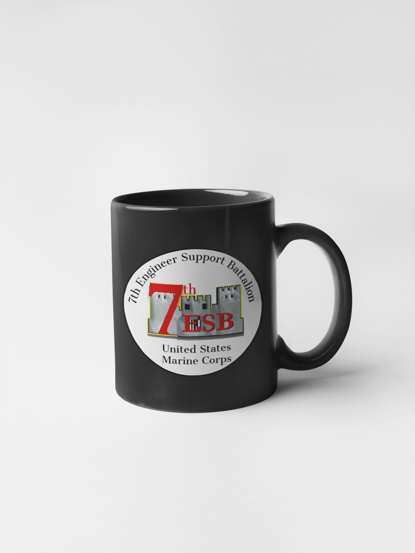 a black coffee mug with a 7 / 8 logo on it