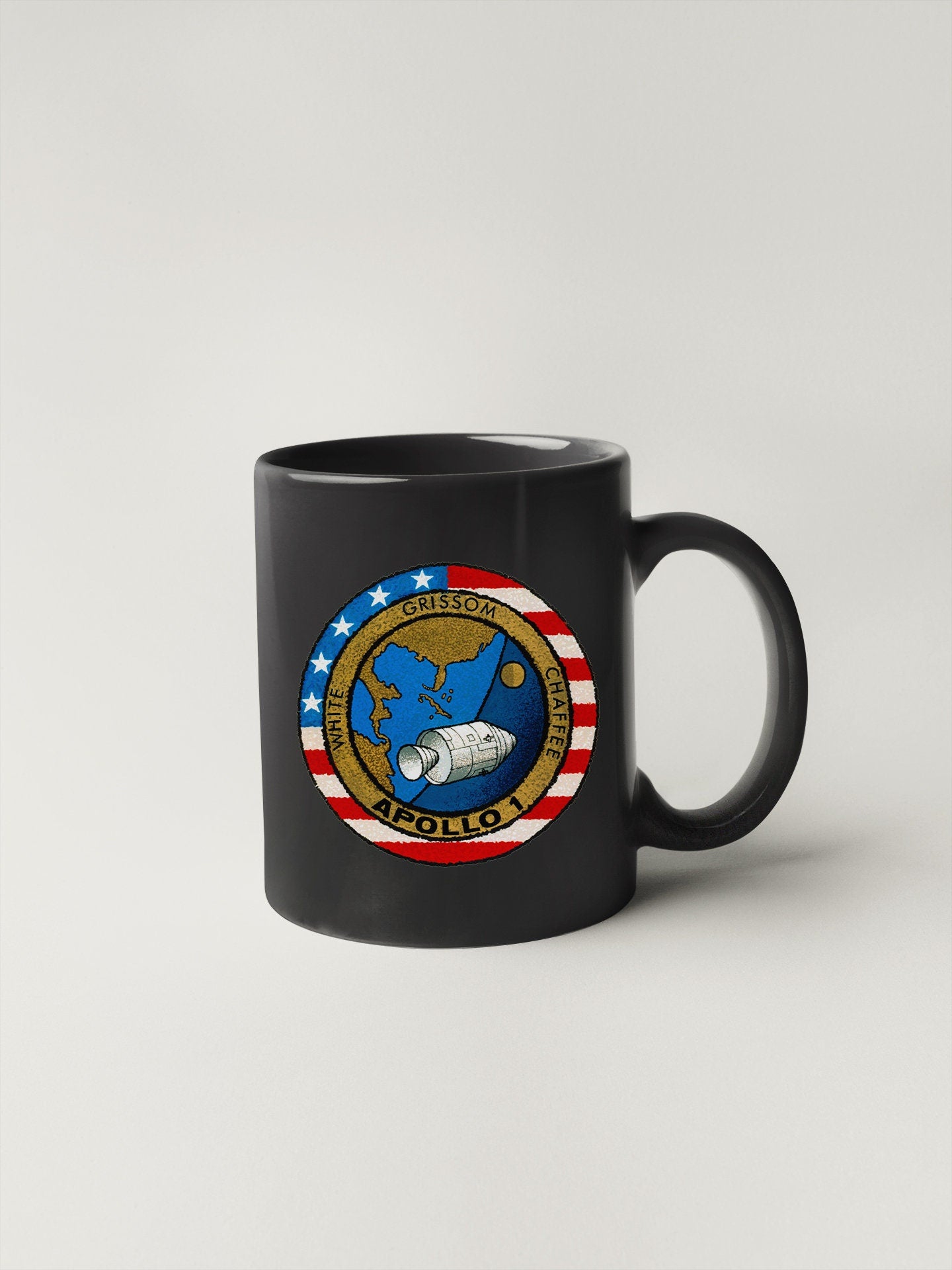 a black coffee mug with the seal of the united states on it