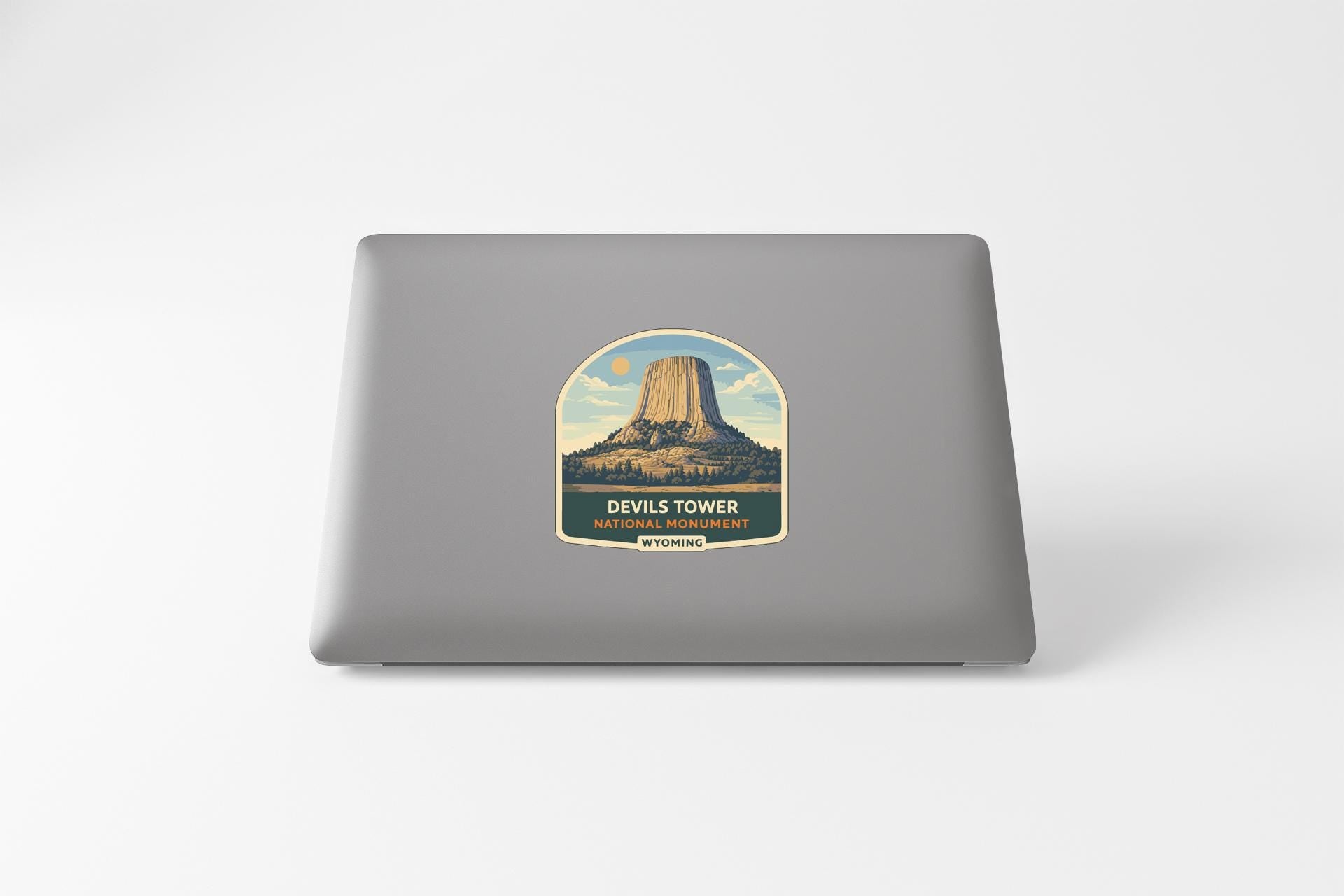a sticker or label with a depiction of the Devils Tower, a famous landmark in Wyoming.