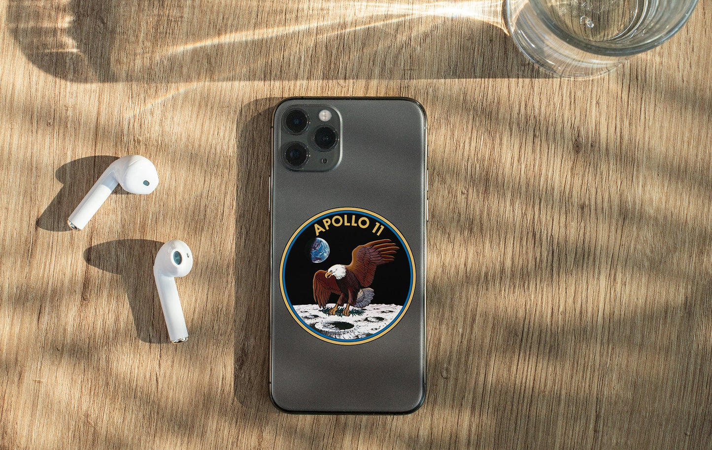 an iphone case with a picture of an eagle on it