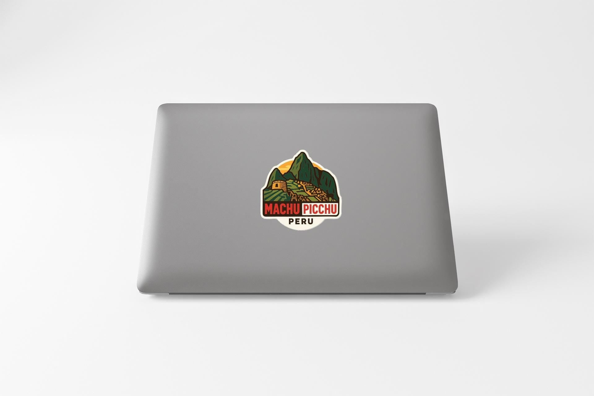 a sticker on the back of a laptop that says "MACHÍ NÍCIU PERU".