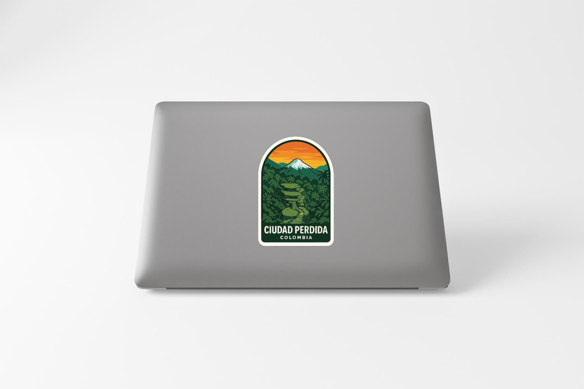 a sticker on a laptop that says "CUDAÑ PERDIDA COLOMBIA".