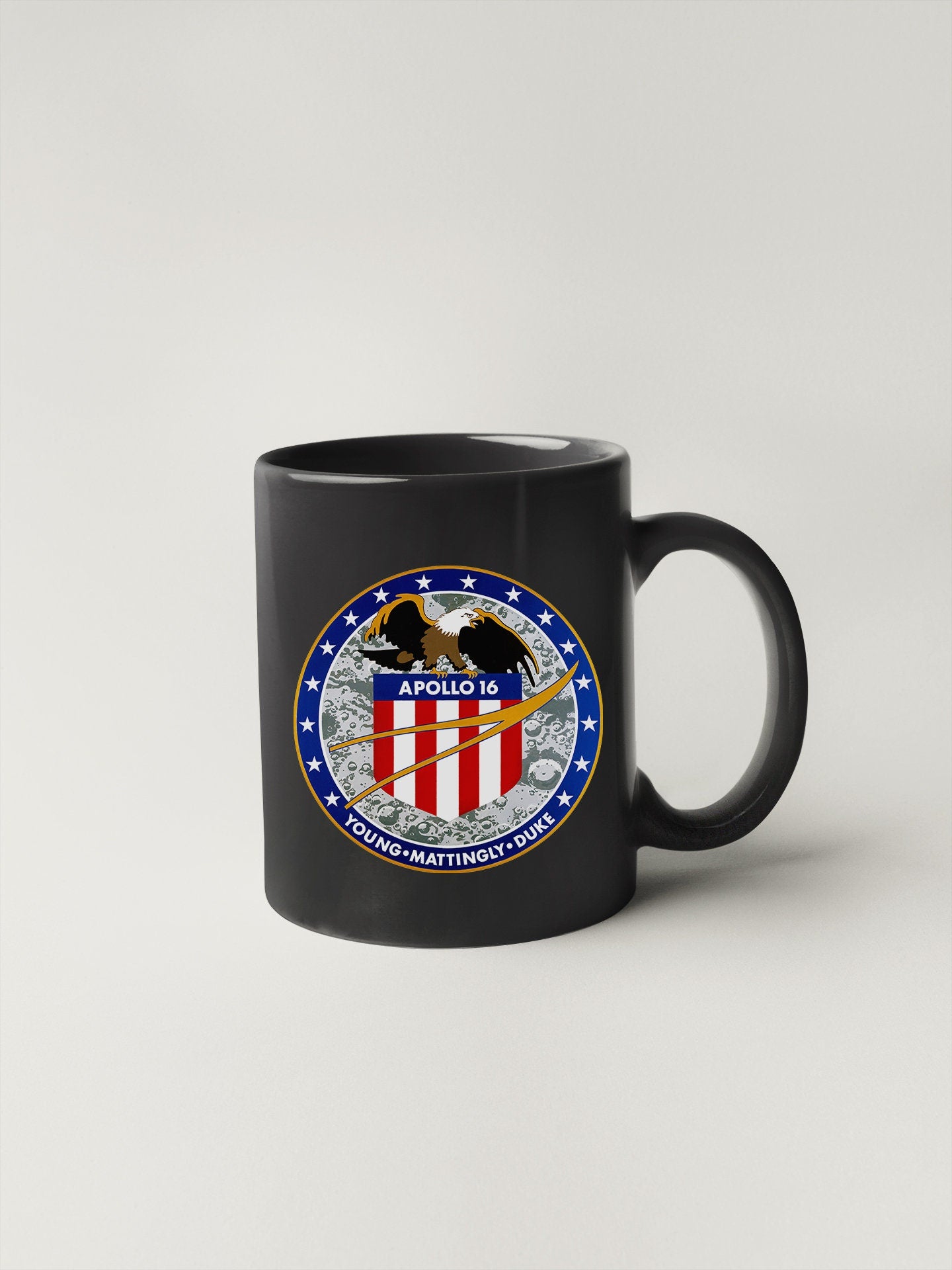 a black coffee mug with the seal of the united states of america