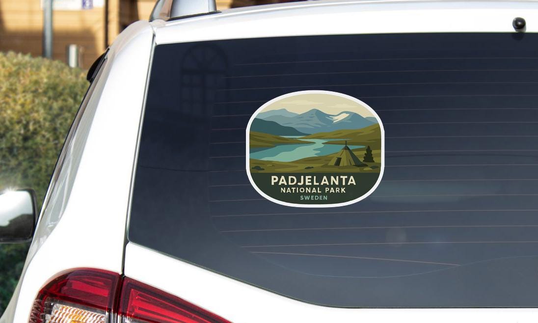 a sticker on the rear window of a car that says "PADJELANTA NATIONAL PARK SWEDEN".